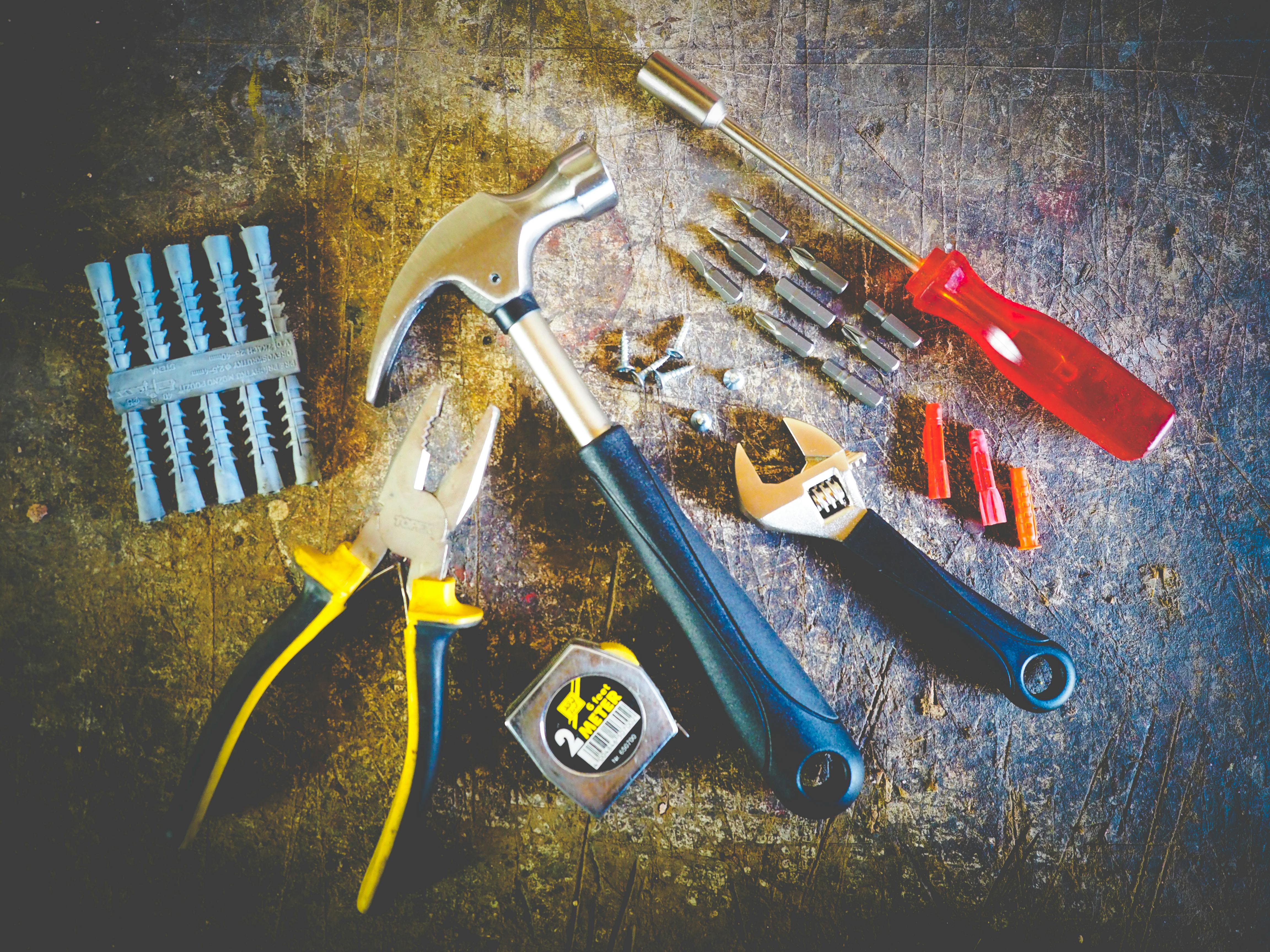 Top 5 Herramientas Manuales Indispensables en tu Caja de Herramientas